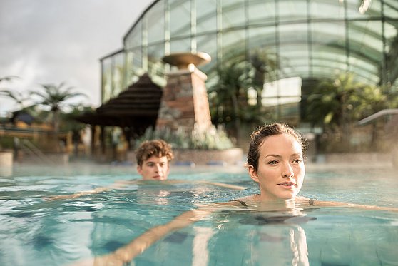 Foto Oberösterreich Tourismus GmbH/Robert Maybach: Gemeinsam schwimmen im Außenbereich des Eurothermen Resorts Bad Schallerbach.