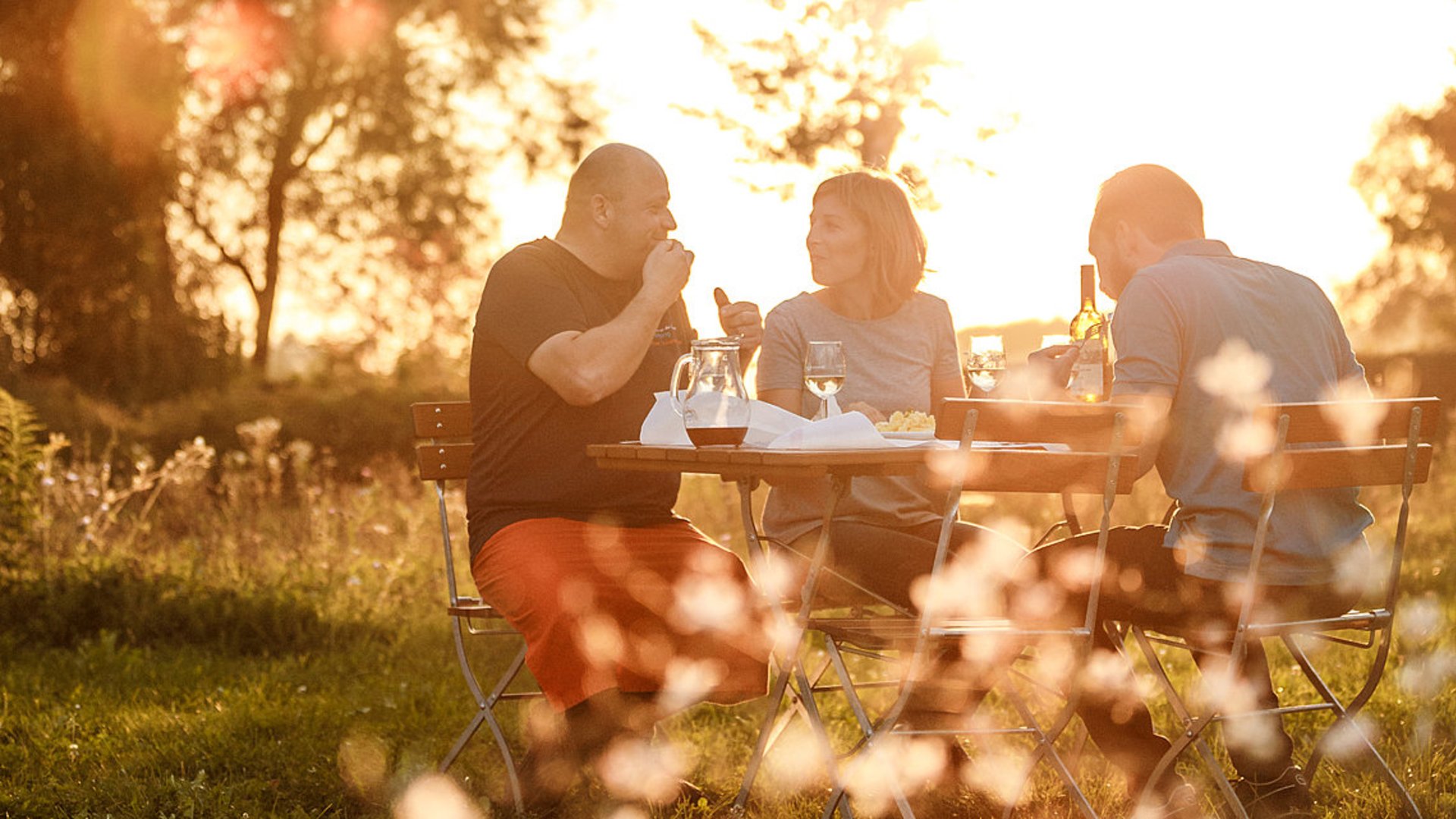 Foto: Oberösterreich Tourismus GmbH/Marco Leitner: Essen in der Abendsonne an der Donau Essen in der Abendsonne an der Donau