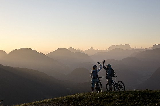 Foto Oberösterreich Tourismus GmbH/Moritz Ablinger: Das Ziel mit dem Mountainbike erreicht und den großartigen Ausblick genießen.