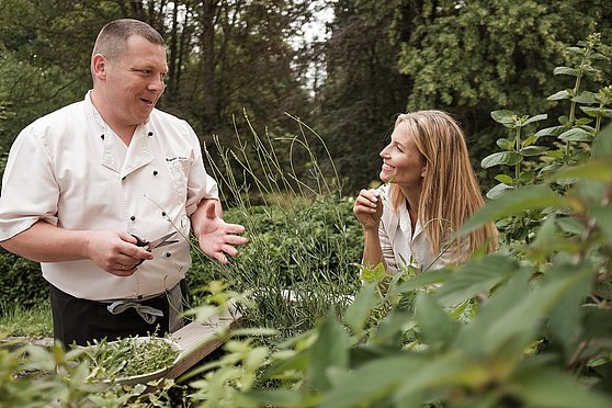 Foto Oberösterreich Tourismus Gmbh/Robert Maybach: Mit dem Koch im Kräutergarten des Kurhauses Schärding der Barmherzigen Brüder.