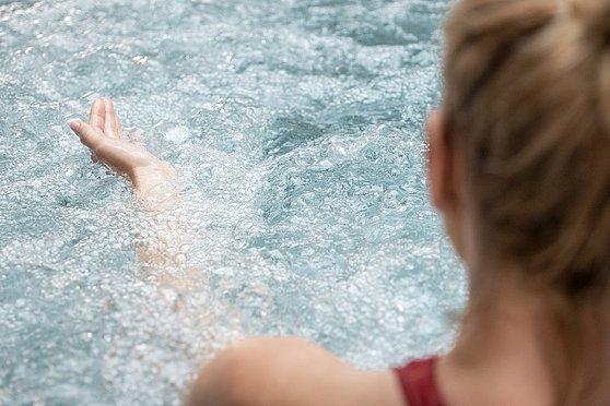 Foto Oberösterreich Tourismus GmbH Martin Fickert: Im Whirlpool im Spa Resort Therme Geinberg im Innviertel.