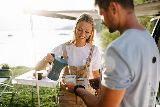 Foto Oberösterreich Tourismus GmbH/Moritz Ablinger: Paar beim Kaffee trinken auf dem Campingplatz Berau in St. Wolfgang im Salzkammergut.