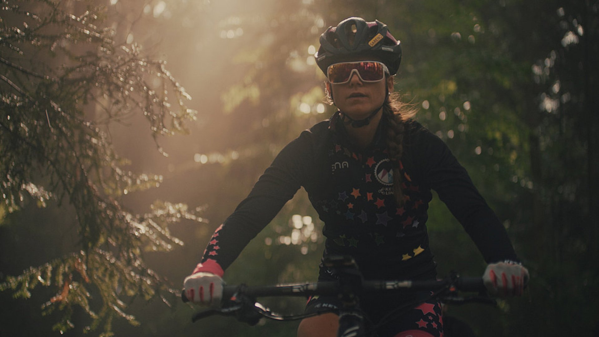 Foto: Oberösterreich Tourismus GmbH/Forafilm: Mountainbiken im Mühlviertel Frau am Mountainbike in der Natur im Mühlviertel
