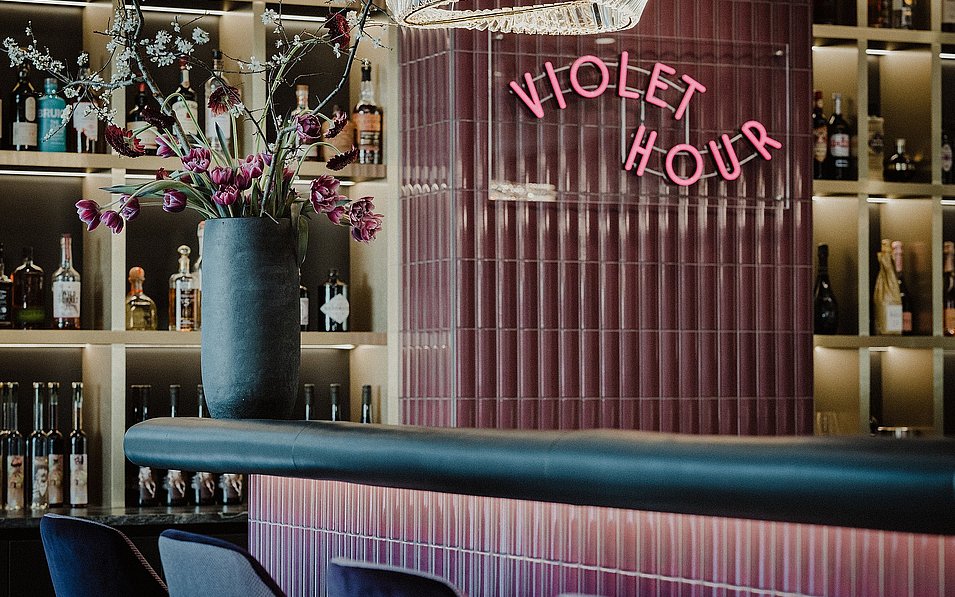 Blick auf den violetten Barbereich im Hotel Grand Elisabeth in Bad Ischl im Salzkammergut mit dem Schriftzug 