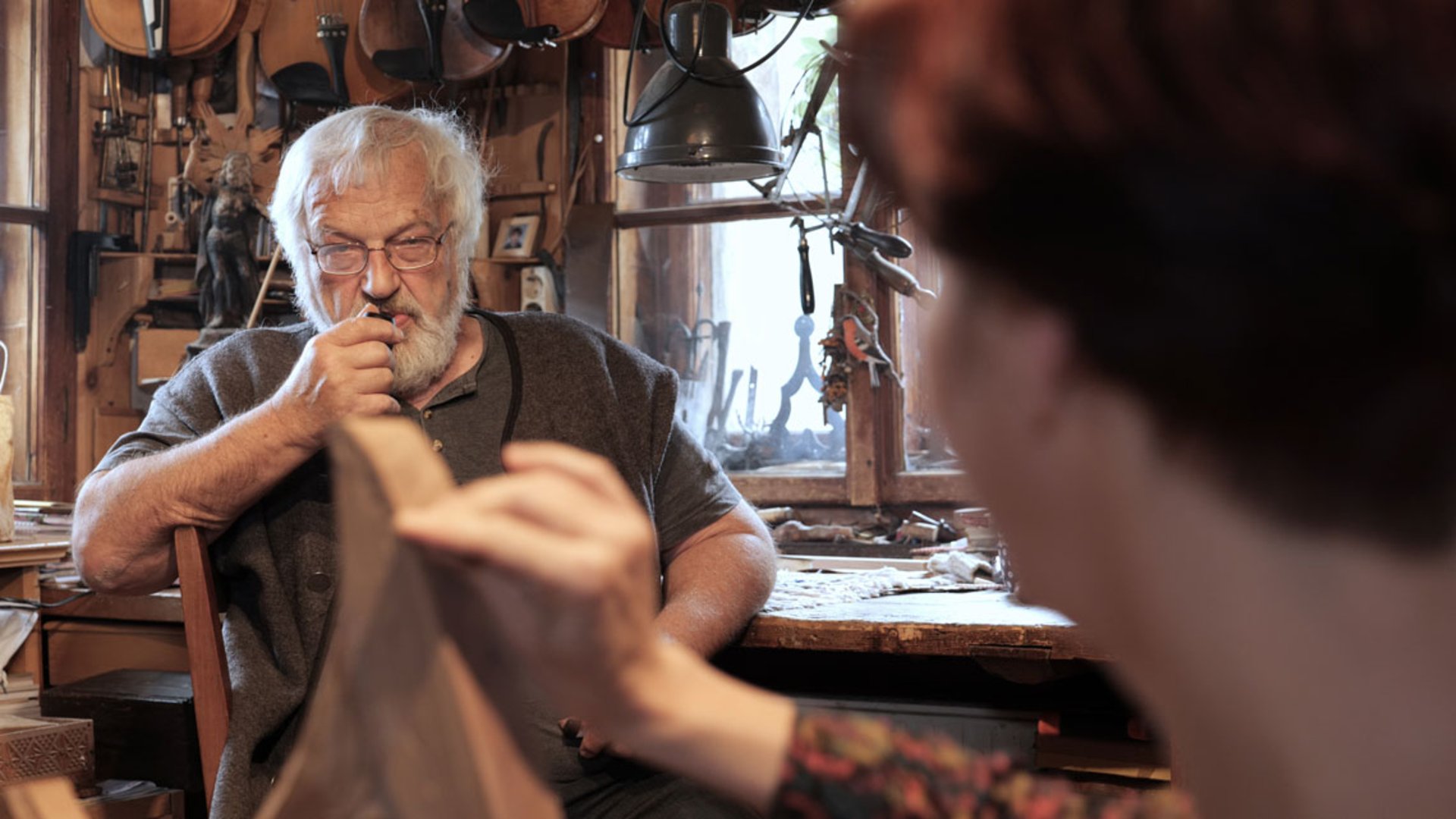 Foto: Oberösterreich Tourismus GmbH/Martin Fickert: Arnold Lobisser und Simone Zopf in der Instrumentenwerkstatt in Hallstatt Foto: Oberösterreich Tourismus GmbH/Martin Fickert: Arnold Lobisser und Simone Zopf in der Instrumentenwerkstatt in Hallstatt
