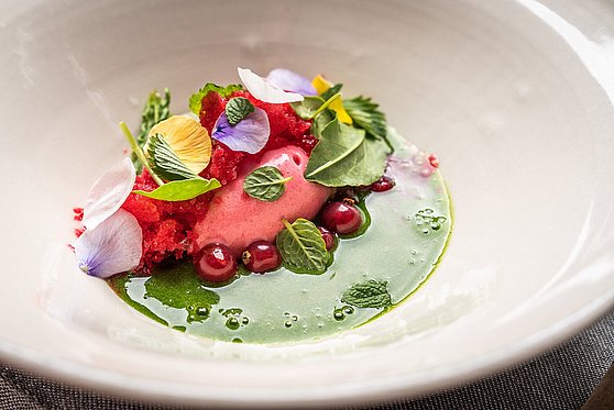 Foto: www.bergergut.at/Dominik Derflinger: Panna Cotta mit Limette, Ribiseln und Kräutern im Genießerhotel Bergergut
