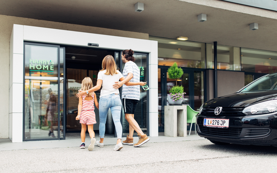 Eine Familie spaziert ins Harrys Home Linz