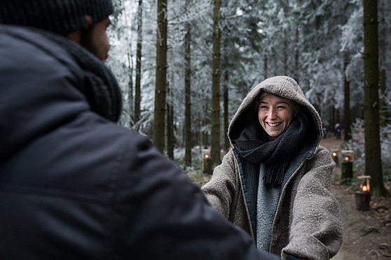 Foto Oberösterreich Tourismus GmbH/Robert Maybach: Vorfreude auf dem Weg zur Waldweihnacht am Baumkronenweg in Kopfing.
