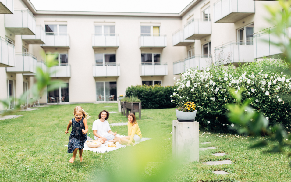 Der grüne Innenhof im Harrys Home Linz