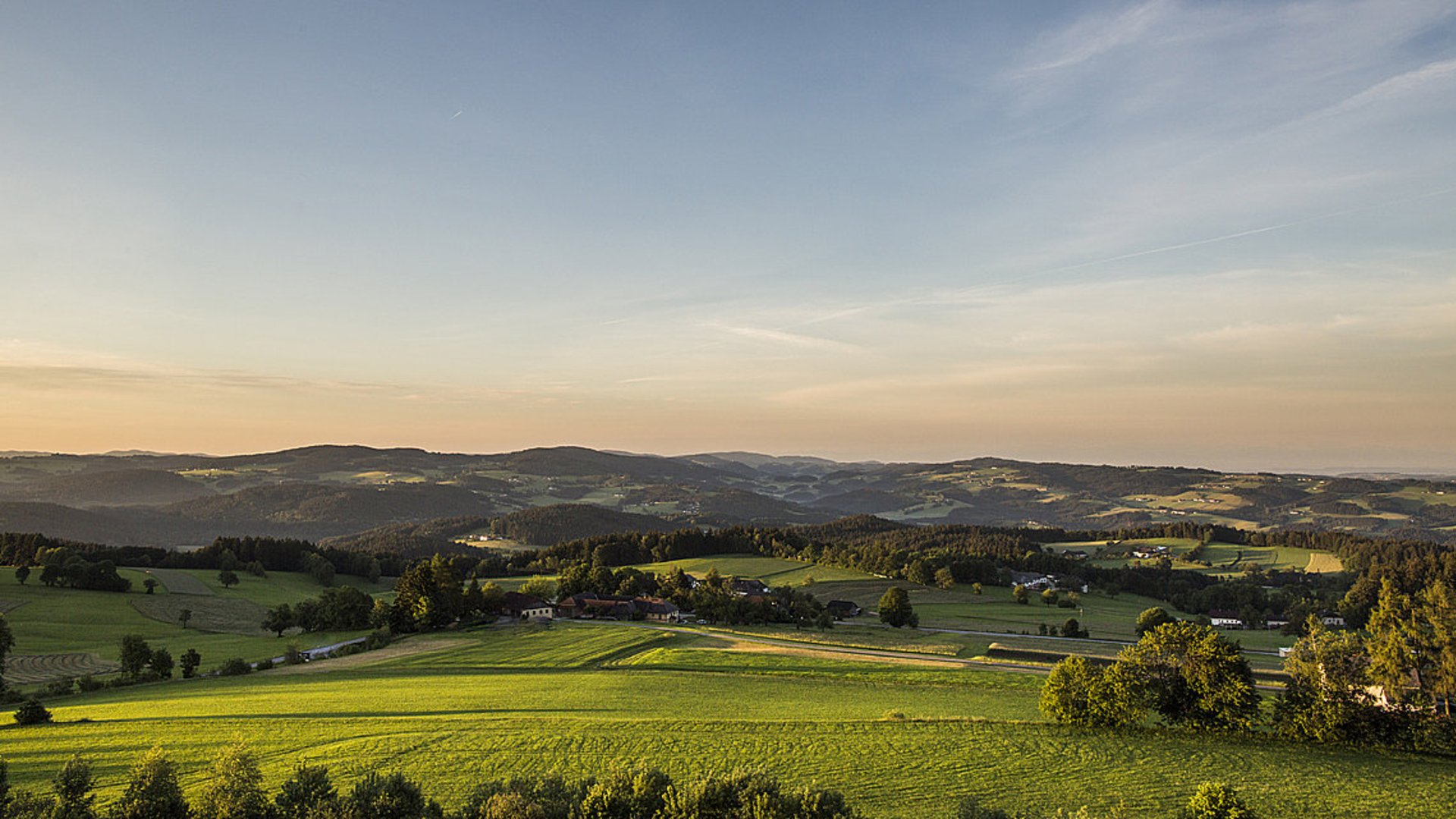 Foto: Oberösterreich Tourismus GmbH/Susanne Einzenberger: Sonnenuntergang im Mühlviertel Sonnenuntergang über den Hügeln des Mühlviertels