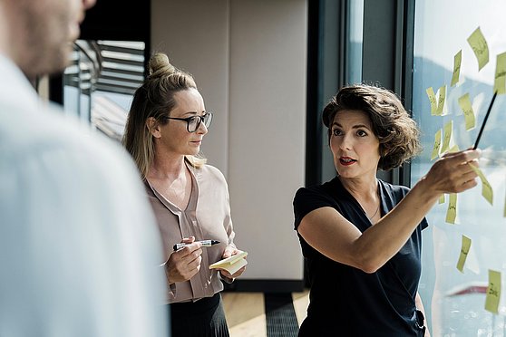 Foto Oberösterreich Tourismus GmbH/Robert Maybach: Eine Frau im Gespräch mit einem Mann bei einem Seminar