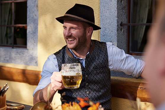Foto Oberösterreich Tourismus/SINNVIERTEL Tourismus/Stefan Mayerhofer: Bier genießen im Gastgarten beim Rieder Wirt in Ried im Innkreis.