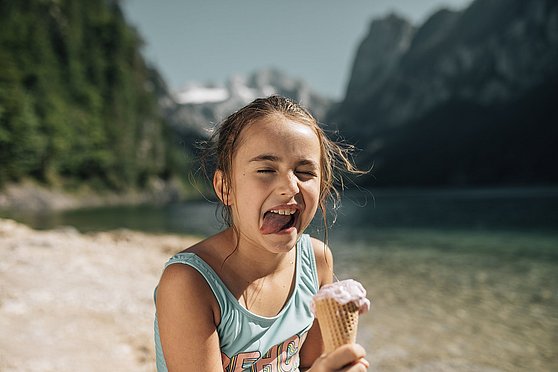 Foto Oberösterreich Tourismus GmbH/Stefan Mayerhofer: Nach dem Badespaß im Gosausee ein Eis genießen.