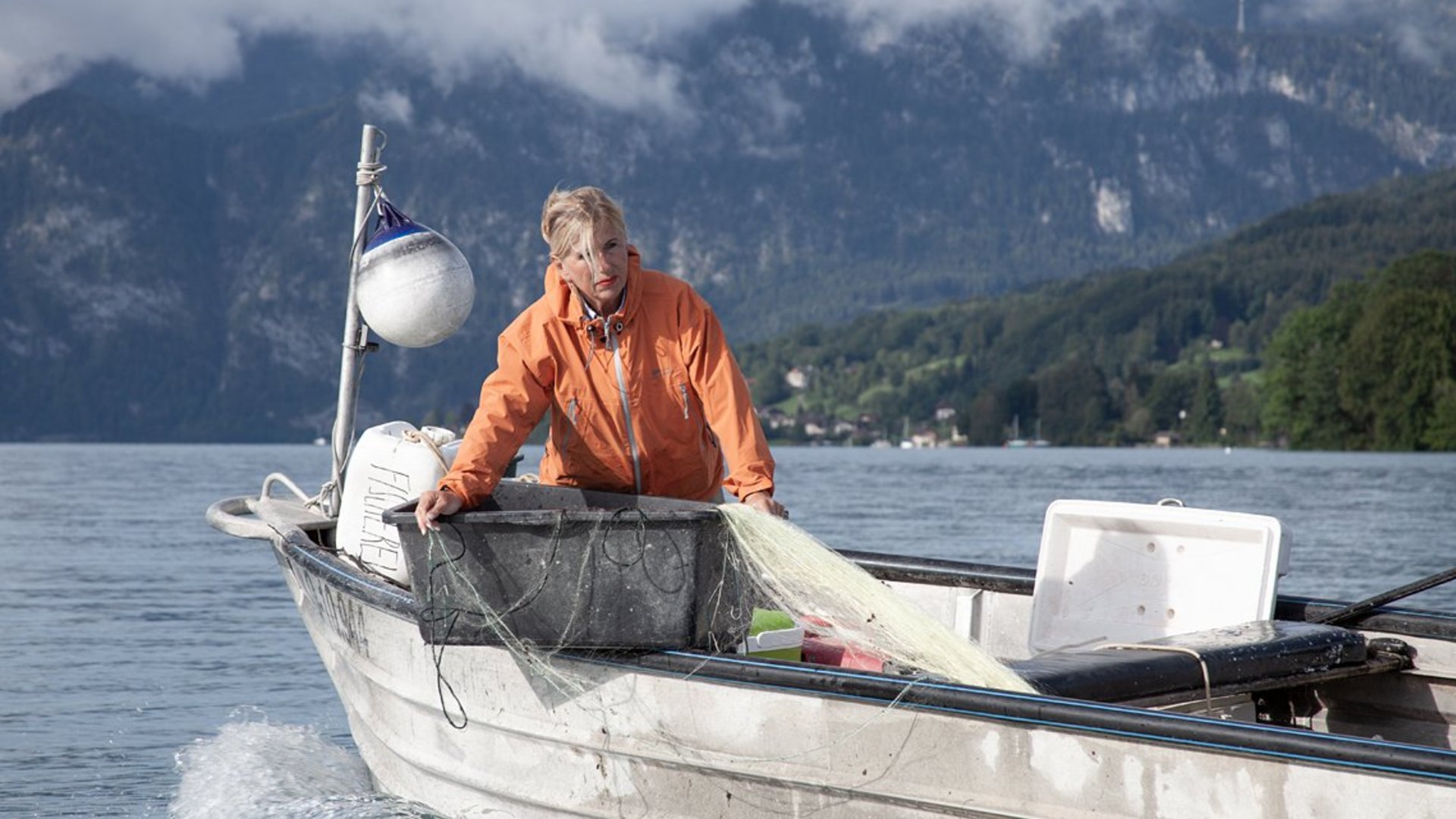 Foto: Oberösterreich Tourismus GmbH/Martin Fickert: Die Fischerin Ulrike Huber auf ihrem Fischerboot am Attersee Die Fischerin Ulrike Huber auf ihrem Fischerboot am Attersee