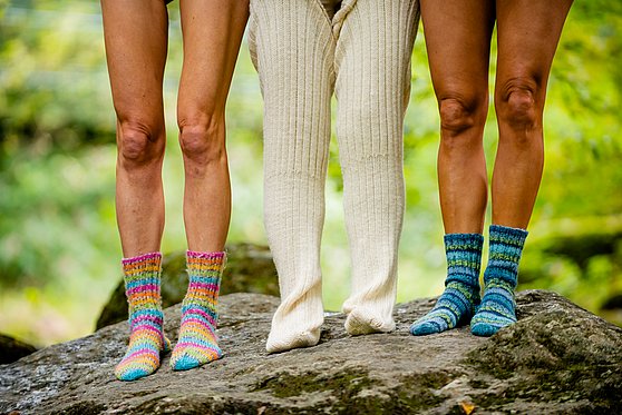 WGDDonauOberoesterreichTourismusGmbHErber
Curhaus Bad Mühllacken Shooting, drei Frauen stehen mit Wollsocken auf einem Felsen