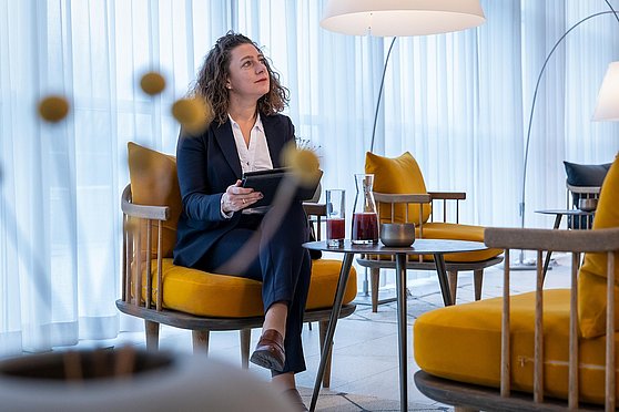 Foto Oberösterreich Tourismus GmbH/Martin Fickert: Natalie Schwendtner in der SPA Lounge im SPA Resort Therme Geinberg.