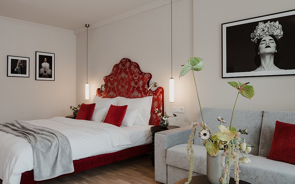 Blick in ein Deluxe Zimmer mit Doppelbett und Bild an der Wand im Hotel Grand Elisabeth in Bad Ischl im Salzkammergut.