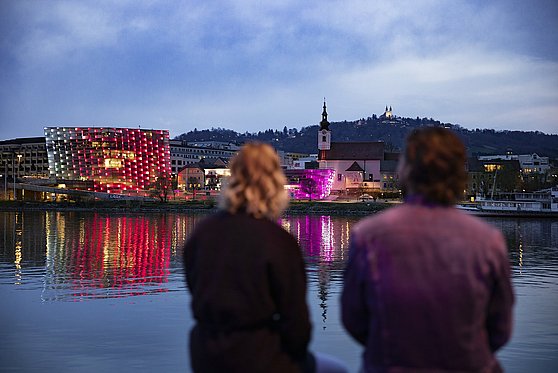 Foto Oberösterreich Tourismus/Linz Tourismus/Robert Josipovic: Die Abendstimmung am Donauufer in Linz genießen.
