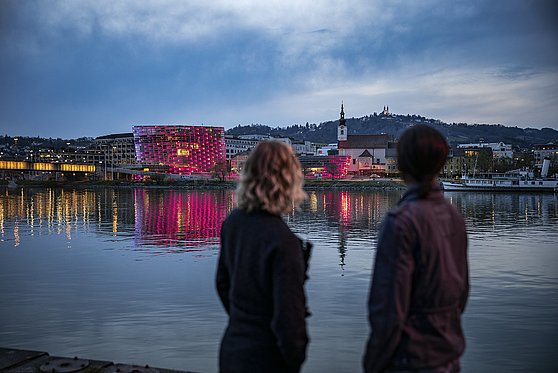 Foto Oberösterreich Tourismus/Linz Tourismus/Robert Josipovic: Die Abendstimmung am Donauufer genießen.