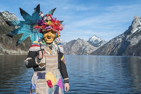 Foto Oberösterreich Tourismus GmbH/Marc Schwarz: Verkleidet für den Ebenseer Fetzenfasching vor dem Traunsee im Salzkammergut.