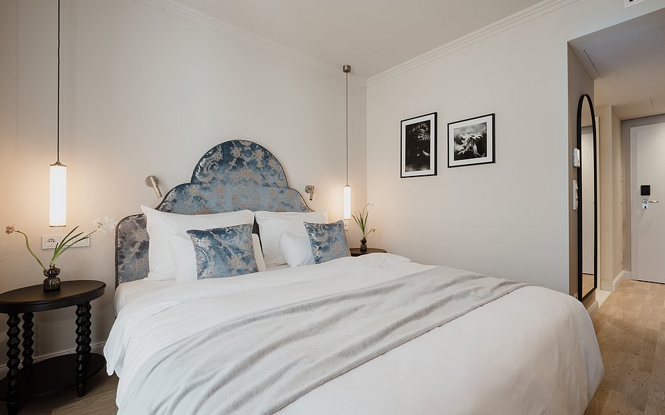 Blick in ein Classic Doppelzimmer im Hotel Grand Elisabeth in Bad Ischl im Salzkammergut, in der Mitte das Doppelbett.