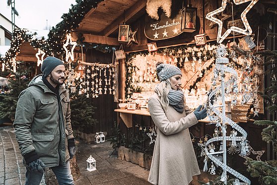 Foto Oberösterreich Tourismus GmbH/Robert Maybach: Bummeln und Flanieren beim Wolfgangseer Advent im Salzkammergut.