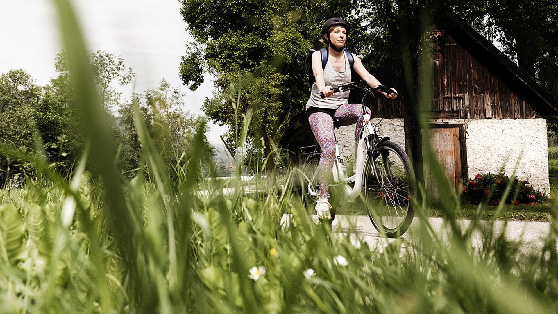 Foto: Oberösterreich Tourismus GmbH/Marco Mestrovic: Radtour am Donauradweg Radfahrerin am Donauradweg