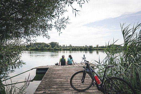 Foto Oberösterreich Tourismus GmbH/Moritz Ablinger: Wohlverdiente Pause an den Feldkirchner Badeseen, die nahe dem Donauradweg liegen.