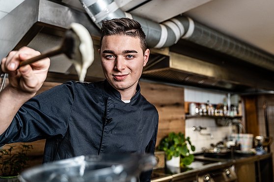 Foto One SECOND GMBH: Dominik Süss kocht Lachsforelle mit Pastinaken.