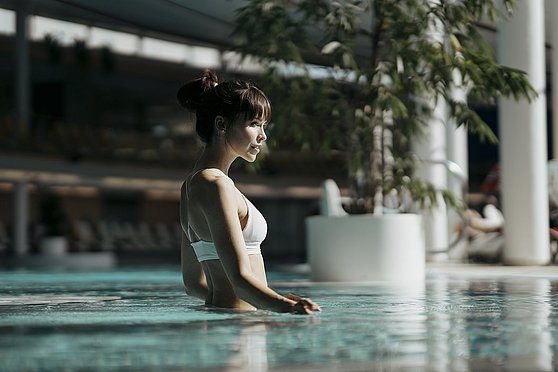 Foto Oberösterreich Tourismus GmbH/Robert Maybach: Das Thermalwasser genießen im Innenbecken des Spa Resort Therme Geinberg im Innviertel.