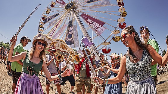 Foto Woodstock der Blasmusik/Klaus Mittermayr: Tanzen vor dem Riesenrad auf dem Woodstock der Blasmusik Festivalgelände im Innviertel.
