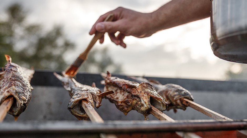 Foto: Oberösterreich Tourismus GmbH/Marco Leitner: Steckerlfisch grillen am Campingplatz Au an der Donau Steckerlfisch grillen am Campingplatz Au an der Donau