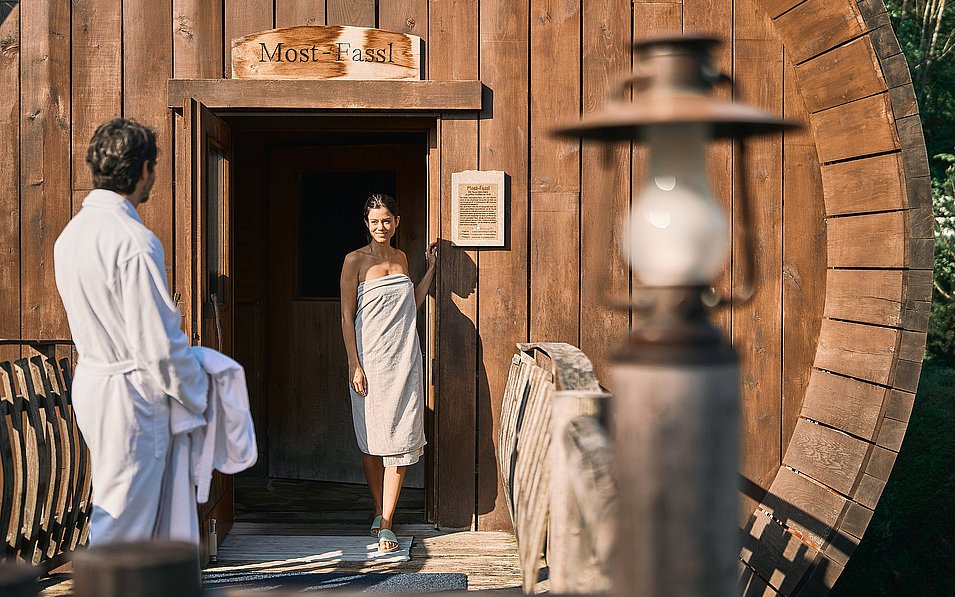 Pärchen für der Mostfassl-Sauna im Sauna-Bergdorf 