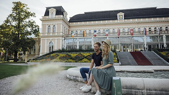 Foto: Oberösterreich Tourismus GmbH/Bad Ischl/TomSon: Paar vor dem Kongress- und Theaterhaus Bad Ischl