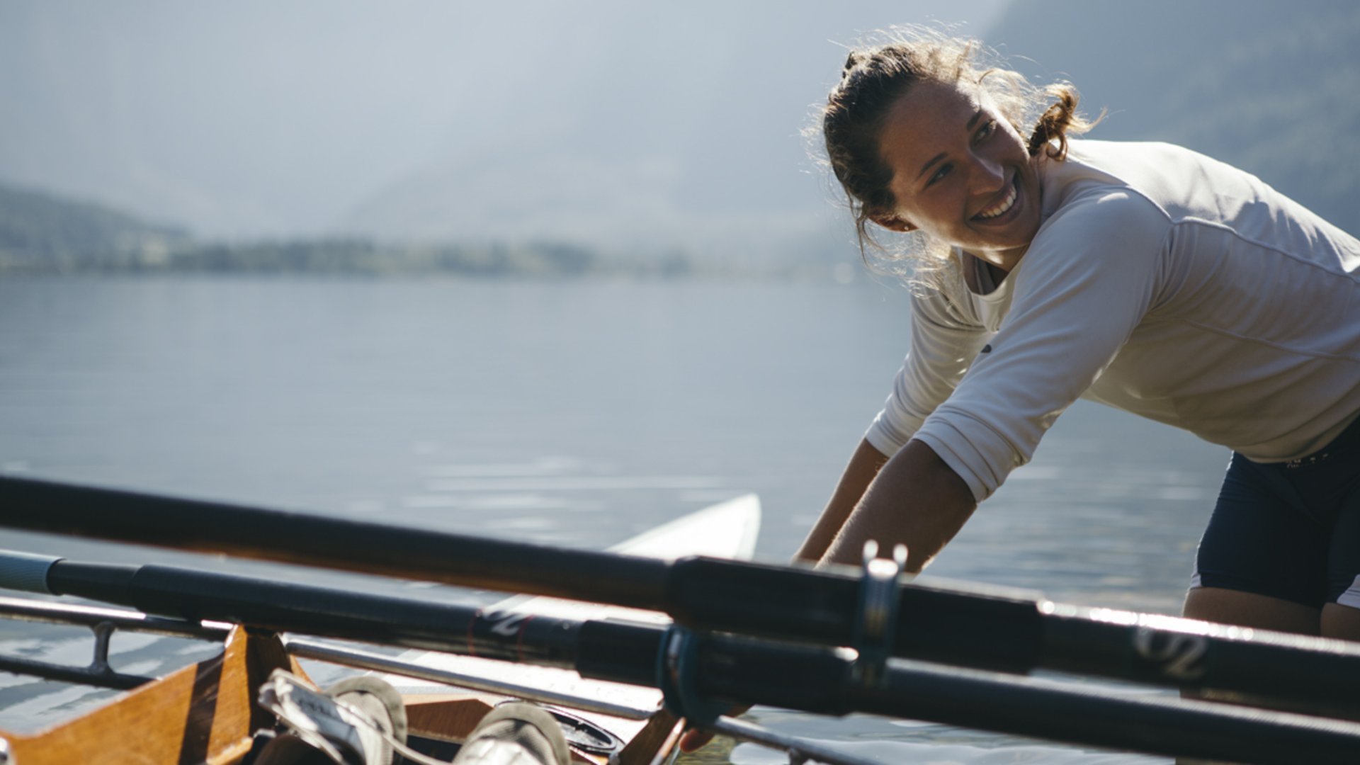 Foto: Oberösterreich Tourismus GmbH/Stefan Mayerhofer: Lisa Farthofer bei Vorbereitungen zum Rudern in Ottensheim in Oberösterreich Lisa Farthofer bei Vorbereitungen zum Rudern in Ottensheim in Oberösterreich