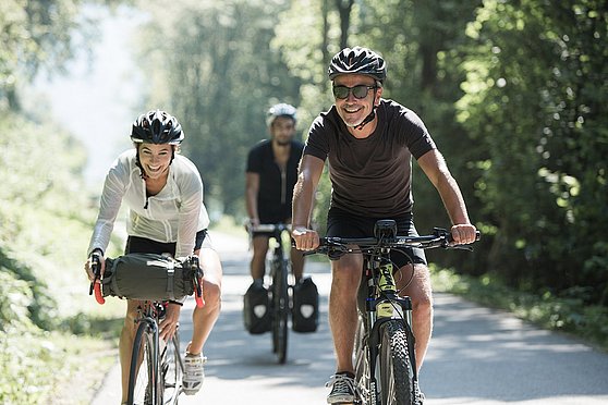 Foto Oberösterreich Tourismus GmbH/Robert Maybach: Mit Freunden und dem Fahrrad unterwegs am Donauradweg.