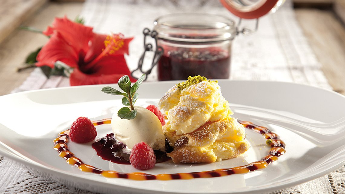 Rezept: Topfenschmarren mit Holler-Zwetschken-Röster