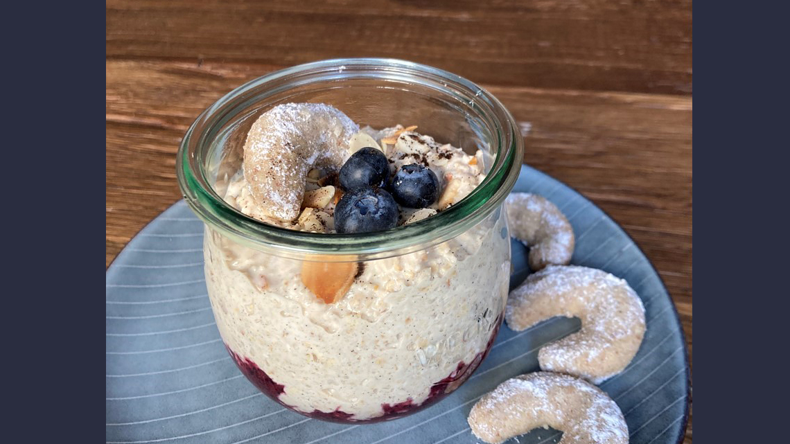 Rezept: Vanillekipferl-Müsli mit Heidelbeermus und gerösteten Mandeln