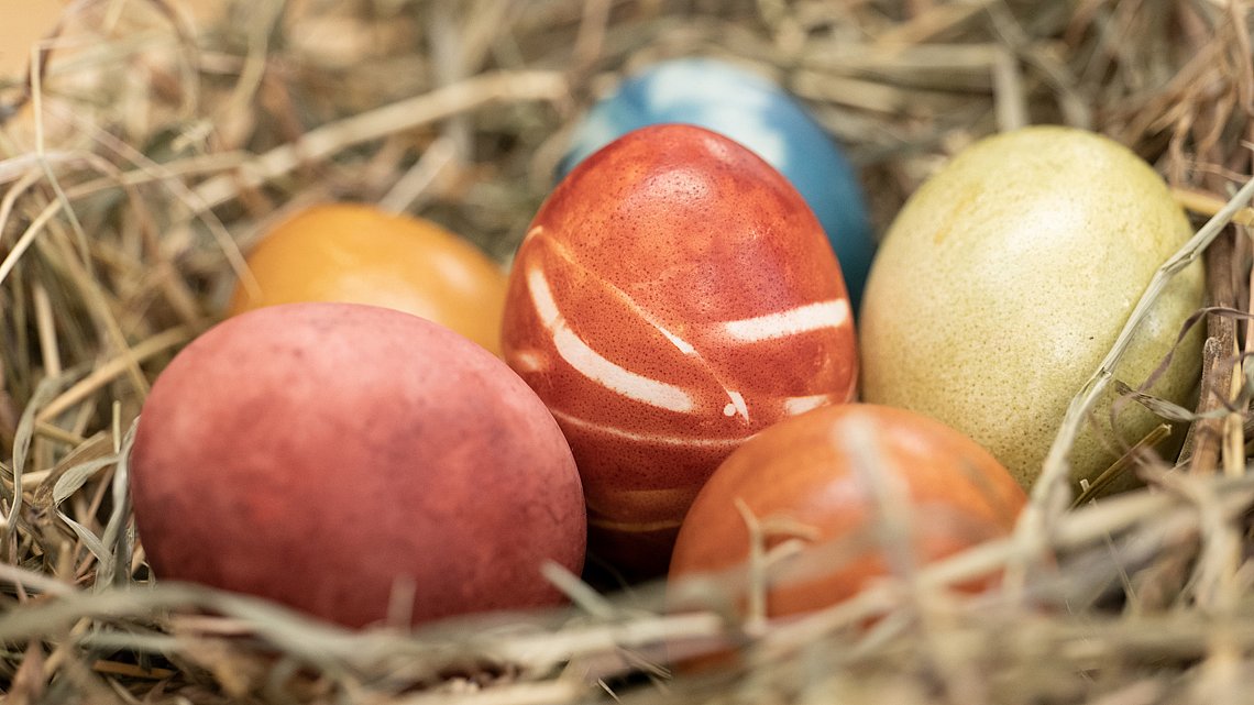 Ostereier färben mit Naturmaterialien